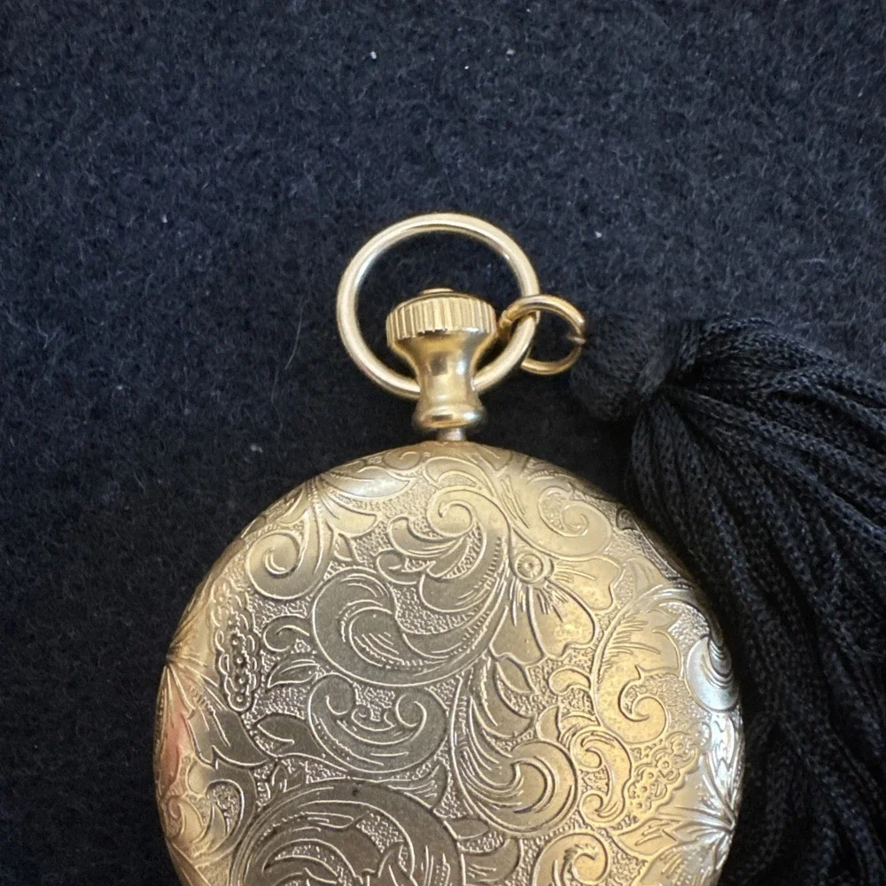 Estee Lauder Gold Tone Transparent Powder Compact Pocket Watch Design Vintage
